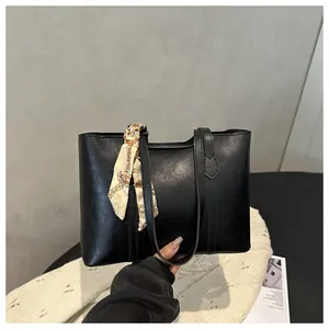 Detailansicht der schwarzen Tote Bag aus Kunstleder mit eleganter Seidenschal-Verzierung