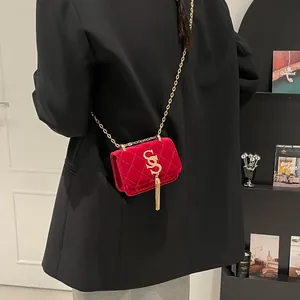 Elegante rode fluwelen gewatteerde mini-crossbodytas met gouden ketting en kwastje