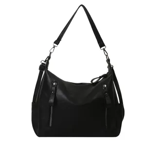 Retro schwarze Schultertasche aus Leder mit vertikalen Reißverschlüssen und Trageriemen