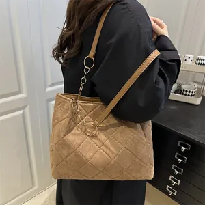 Borsa tote marrone trapuntata in finta pelle scamosciata con tracolla a catena dorata