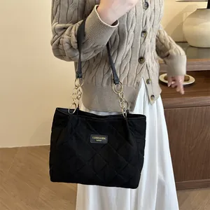 Borsa tote trapuntata nera con manici a catena e logo dal design minimalista chic