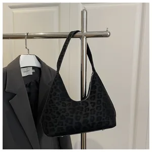 Detailansicht der schwarzen Hobo-Tasche mit Leopardenmuster und Metallreißverschluss