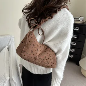 Sac fourre-tout en velours côtelé marron avec motifs cœurs et nœuds et bretelles plissées