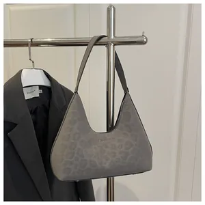 Detail der grauen Hobo-Tasche mit Leopardenmuster, Stoffstruktur und Schultergurt