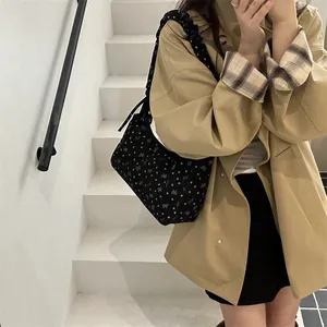 Grand sac cabas noir à motifs cœurs et nœuds avec bandoulière à volants sur modèle