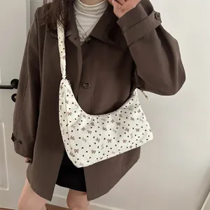 Sac fourre-tout en velours côtelé blanc avec imprimé cœurs et nœuds et bandoulière
