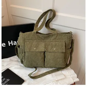 Detailansicht der Cord-Tragetasche mit funktionellen Vordertaschen und abnehmbarem Gurt