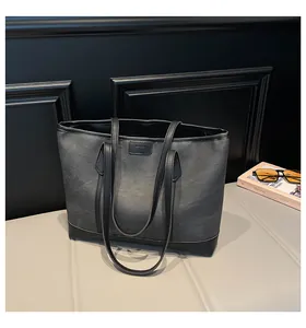 Détail du sac cabas contrasté avec embossage en cuir tendance sur un fond moderne