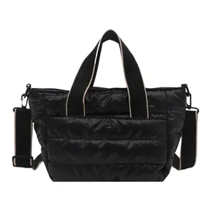 Borsa tote trapuntata nera in tessuto lucido impermeabile con tracolla regolabile