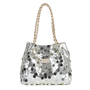 Elegante borsa tote con paillettes argento e manici intrecciati per festa e moda