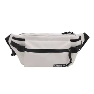 Sac de poitrine minimaliste blanc avec fermetures noires et bandoulière ajustable