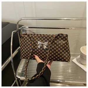 Dettaglio della borsa vintage con motivo a fiori antichi e decorazione a fiocco argento
