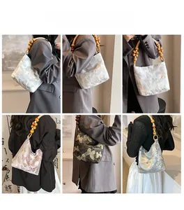 Detailansicht bestickter Schmetterling-Handtaschen mit Perlengriffen in verschiedenen Farben