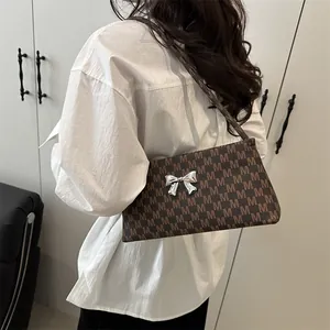 Borsa a spalla vintage marrone con stampa a M e fiocco argentato da donna