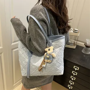 Borsa tote celeste con ricamo floreale e ciondolo a forma di orsetto per le donne