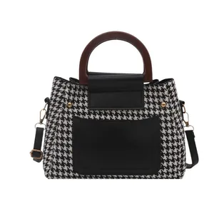 Κλασική τσάντα tote με μοτίβο houndstooth, στρογγυλές λαβές και ρυθμιζόμενο λουράκι
