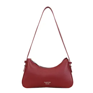 Elegante weinrote Halbmond-Achseltasche aus Leder mit Litschi-Muster und Silberreißverschluss