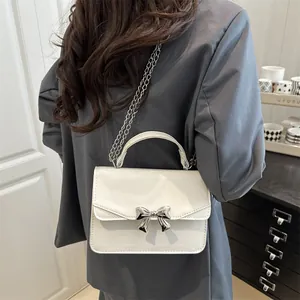 Petit sac carré blanc avec nœud en métal argenté et bandoulière chaîne pour femme