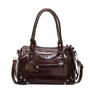 Sac Boston rétro marron foncé clouté en cuir verni brillant avec poignées et bandoulière