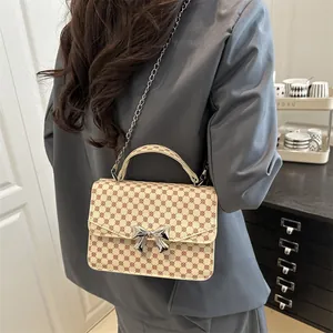 Mini sac bandoulière crème avec imprimé cercle rouge et fermoir nœud argenté