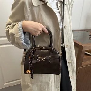 Sac bowling vintage en cuir marron chocolat avec ferrures dorées et bandoulière