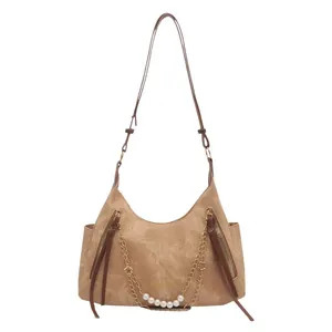 Bolso tote marrón de gamuza sintética con cadena de perlas y correa ajustable al hombro
