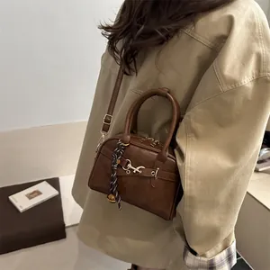 Sac bowling vintage marron mat avec fermoir métallique et breloque tissée