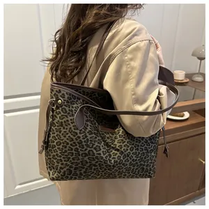 Détails du sac cabas à imprimé léopard avec poignées en cuir et finitions de serrage