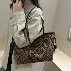 Sac fourre-tout chic à motif léopard avec anses en similicuir marron sur mannequin