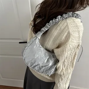 Sac pochette argenté métallisé avec texture plissée et bandoulière style chouchou chic