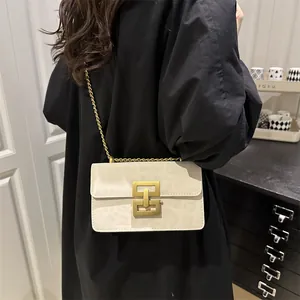 Bolso bandolera beige con estampado de leopardo, cadena dorada y cierre geométrico