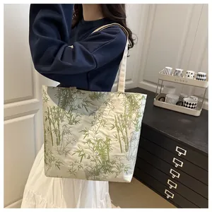 Detailansicht des Bambusdrucks auf einer cremefarbenen Canvas-Tasche im häuslichen Umfeld