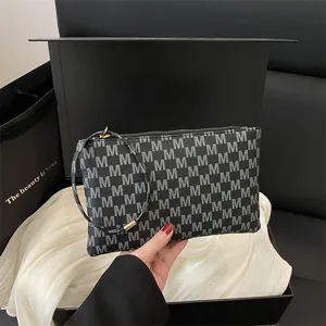 Fashion PU Leather Printed Clutch Bag M Letter Clover Pattern Wristlet Handbag For Women Daily Commuter Envelope Bag