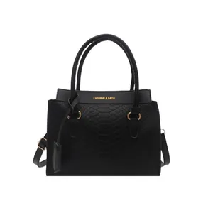 Sac fourre-tout noir motif crocodile avec double poignée et bandoulière réglable pratique