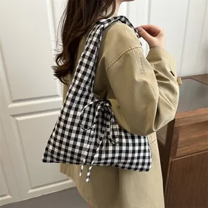 Sac fourre-tout à carreaux noir et blanc chic avec nœud décoratif et texture en toile souple