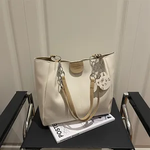 Women Large Capacity PU Leather Tote Bag Commuter Versatile Contrast Color Shoulder Bag With Metal Chain And Cartoon Pendant
