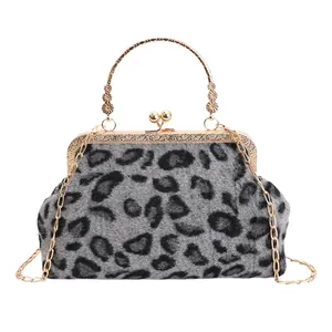 Borsa vintage con stampa leopardata, chiusura a scatto, manico dorato e catenella