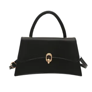 Klassische schwarze Sanduhr-Umhängetasche mit Goldschnalle und Griff auf weißem Grund