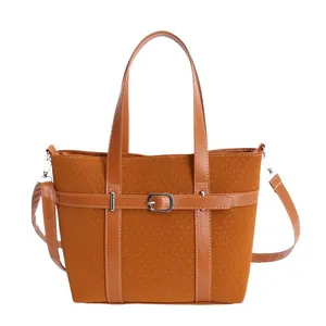 Sac fourre-tout en tricot marron avec poignées en cuir et bandoulière amovible sur blanc