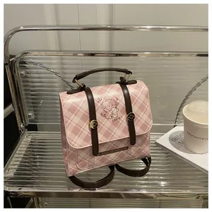 Détail du mini sac à dos à carreaux roses avec graphique chien et lanières en cuir