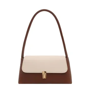 Sac sous le bras bicolore avec base marron foncé, rabat crème et fermoir doré