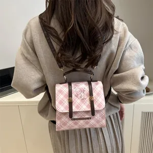 Sac à dos à carreaux rose pour femme avec illustration mignonne et plaque en métal