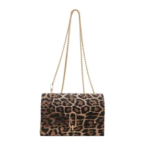 Elegante borsa a tracolla leopardata con fibbia a U dorata e catenina