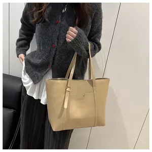 Détail du sac cabas beige en similicuir avec poche avant et boucle métallique