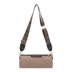 Borsa a cilindro marrone scamosciato con tracolla larga jacquard e finiture dorate