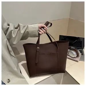 Détail du grand sac cabas marron foncé avec bandoulière réglable et poche frontale chic