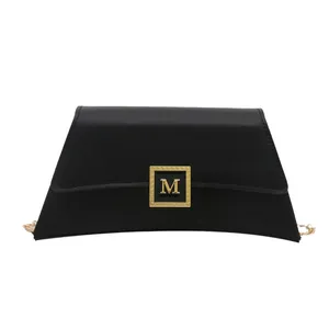 Elegante borsa a tracolla trapezoidale nera con fibbia logo M dorata e catena in metallo