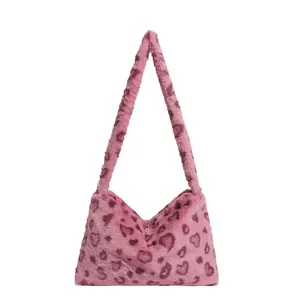Sac à épaule en fausse fourrure rose à motif léopard cœur, design spacieux et doux