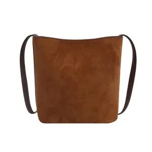 Sac bandoulière rétro en daim marron foncé avec design minimaliste et fine lanière en cuir
