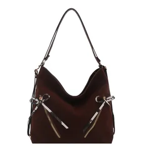 Grand sac fourre-tout hobo en daim marron foncé avec fermetures éclair et franges